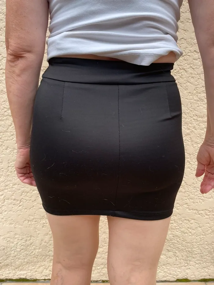 Jupe courte noire moulante - photo numéro 2