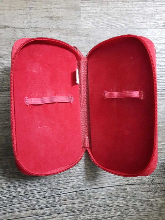 Trousse rouge pour set de manucure. 
Marque Yves Rocher. - photo numéro 2