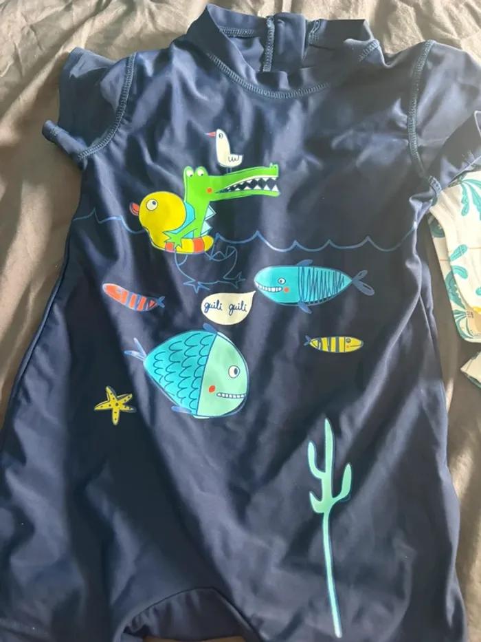 Combinaison anti uv 3 ans + maillot de bain 2 ans - photo numéro 2