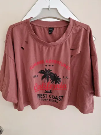 T-shirt court dechiré avec écriture vieux rose taille M