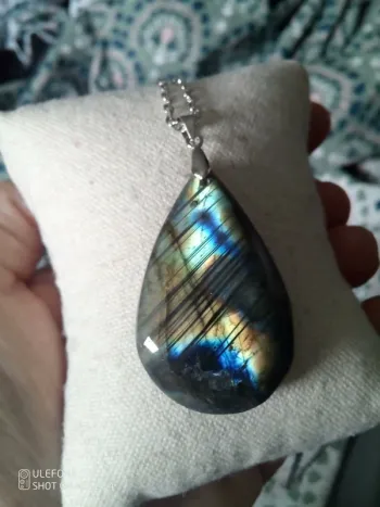 Collier pendentif en labradorite à reflets lumineux