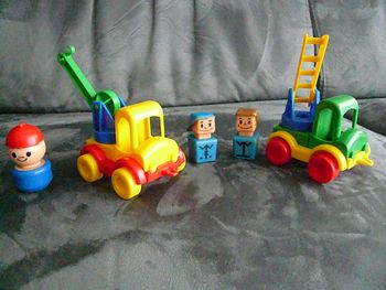 Lot de 2 véhicules et de 3 personnages