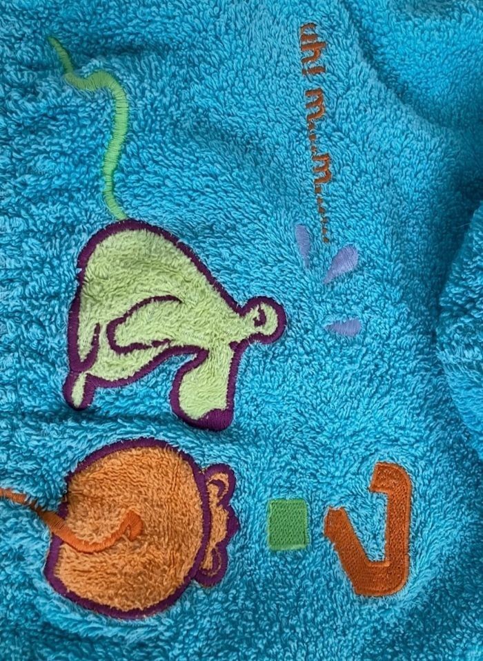 Peignoir Martin, maillot et bonnet de bain, sac à maillot mouillé taille 6 ans, chaussons taille 33 - photo numéro 5
