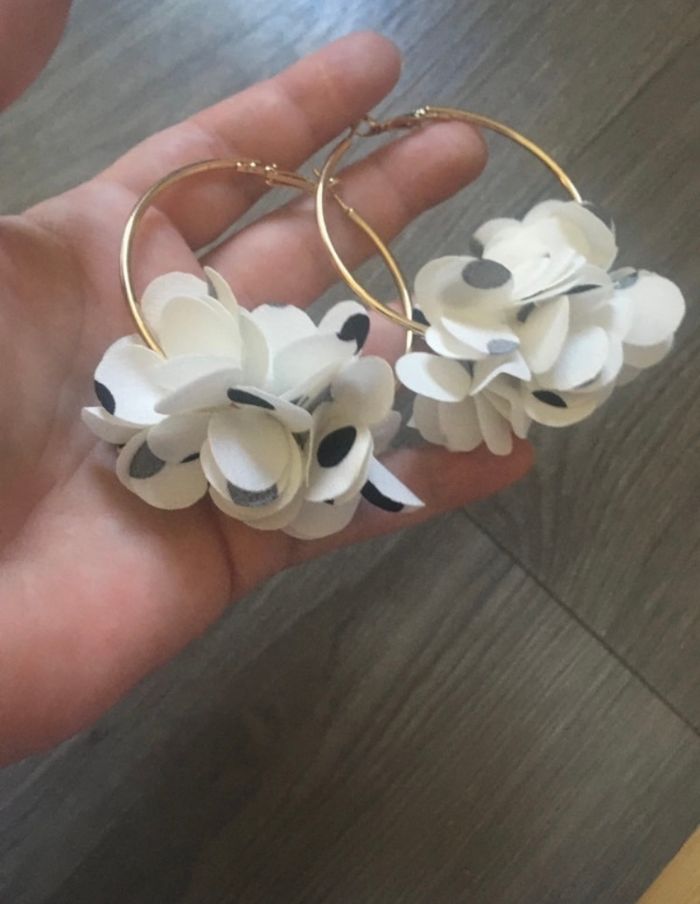 Créoles / Boucles d’oreilles à froufrous NEUVES pour femme couleurs blanc, noir et doré