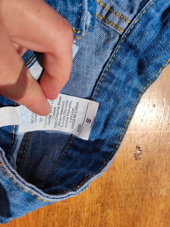 Short en jean avec petits fleurs - photo numéro 3