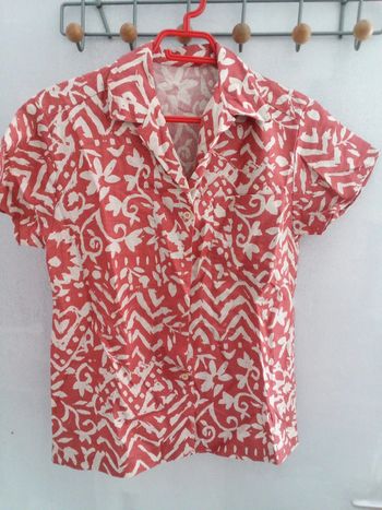 Chemise rouge et beige clair