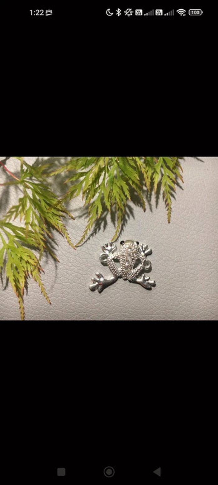 beau pendentif fantaisie métal argenté et strass grenouille animal