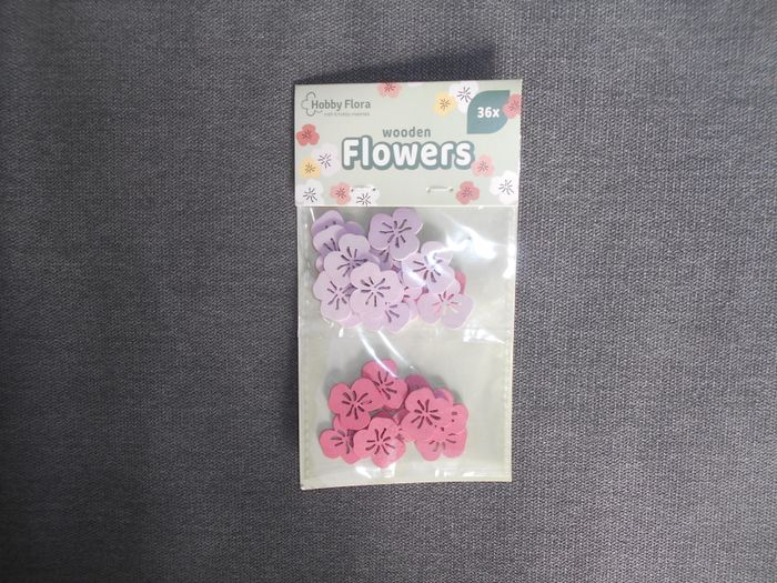 Lot de 36 fleurs en bois neuves