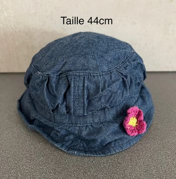 Chapeau jean avec petite fleur rose 🌺 taille 44cm