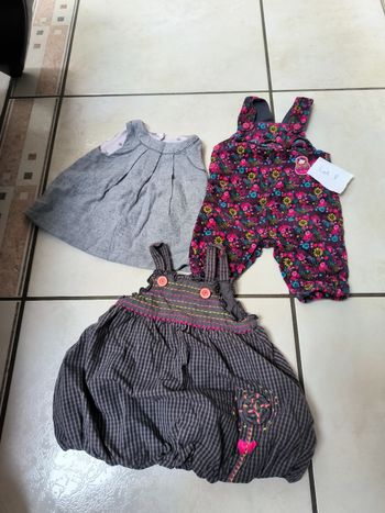 Robes et salopette 1 mois