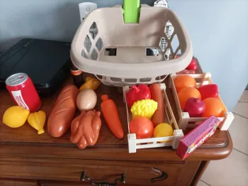 chariot de courses avec objets en plastiques pour jouer a la marchande