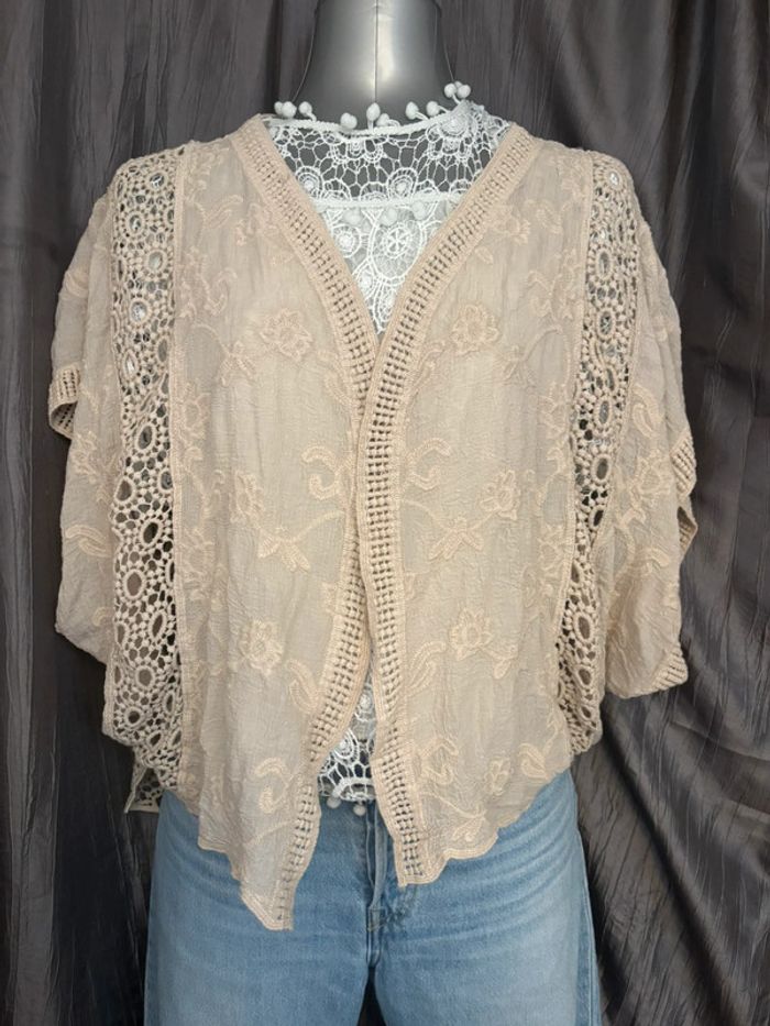 Superbe veste/kimono légère bohème avec broderies et dentelle - photo numéro 3