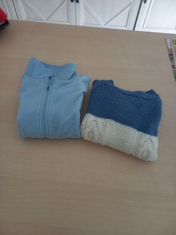 Un lot pull plus veste polaire fille