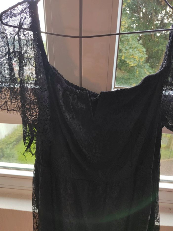 Robe en dentelle - photo numéro 2