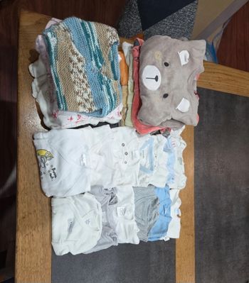 Lot bodys et pyjamas bébé