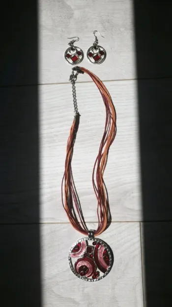 Collier et boucles d'oreilles rond rouge