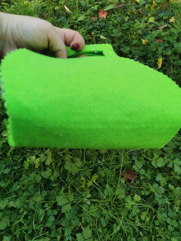 Petit sac en feutrine vert avec les gros crayons de clouleur - photo numéro 3