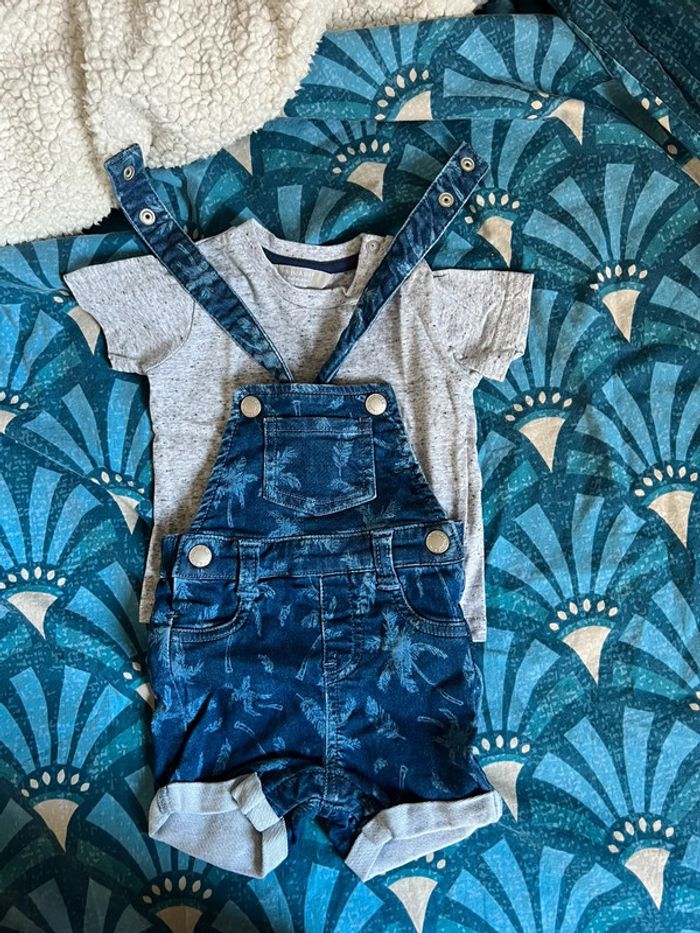 Ensemble salopette et tee-shirt