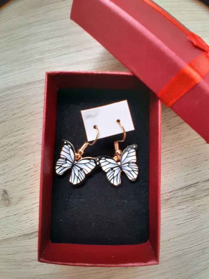 Boucles d'oreilles, papillons émaillées, noires et blanches, dorées - photo numéro 1