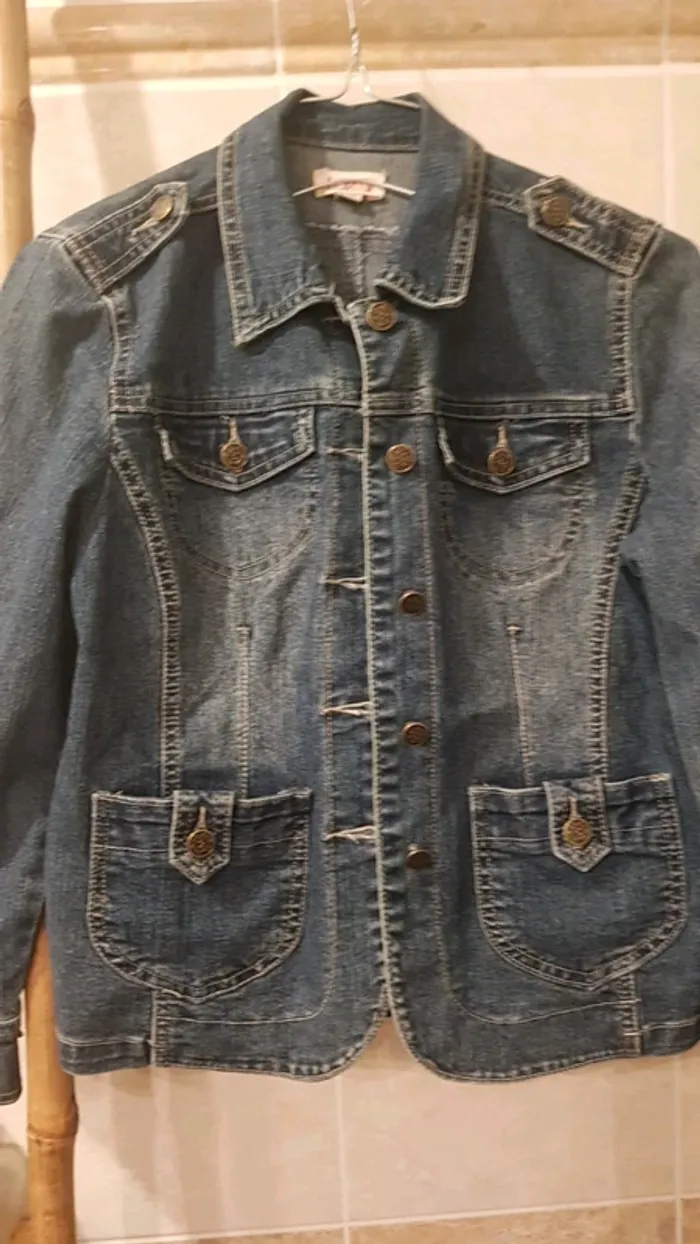 Veste en jean filles 10 ans avec broderie - photo numéro 2