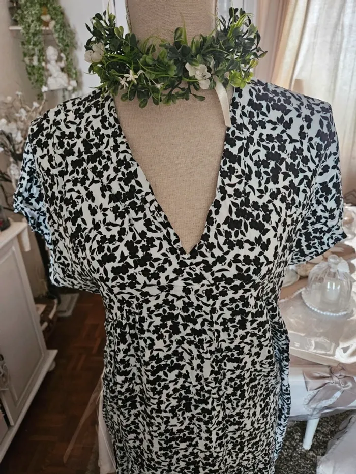 Robe blanche noire New Collection Taille 42