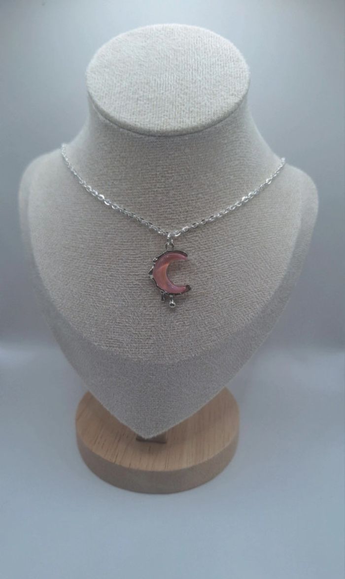 Collier lune rose