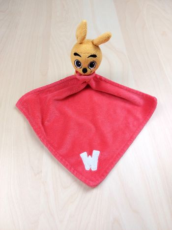 Doudou peluche kangourou jaune mouchoir rouge "W" WALIBI