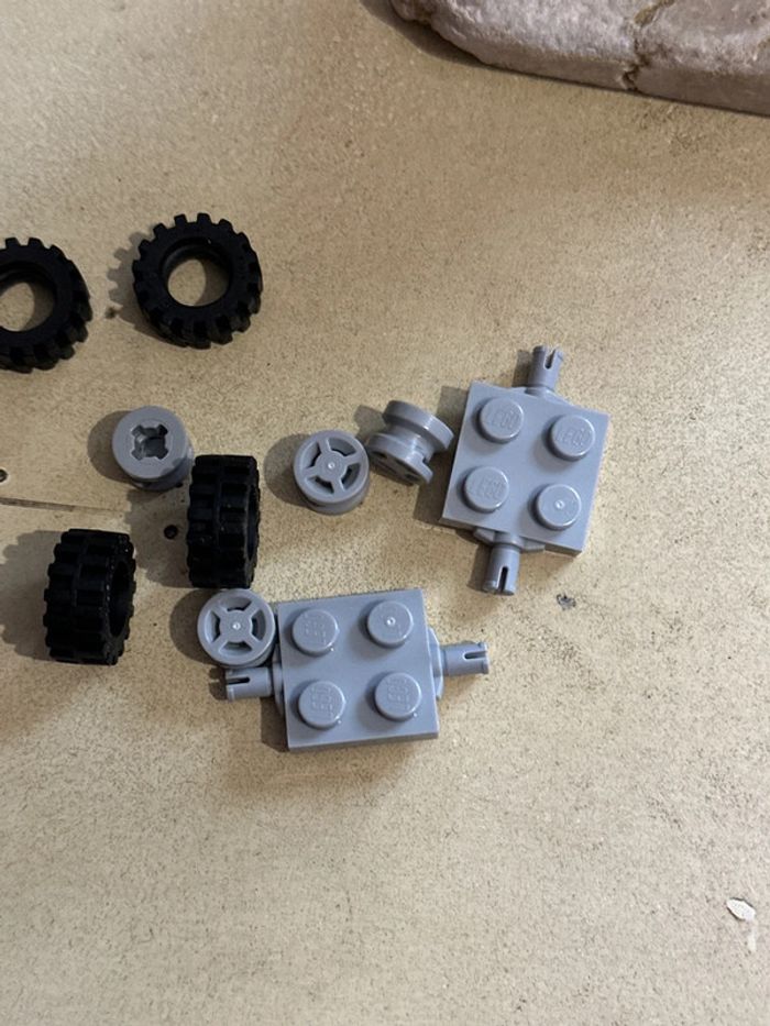 Lot pièces Lego pneu, gente et support de roue - photo numéro 3