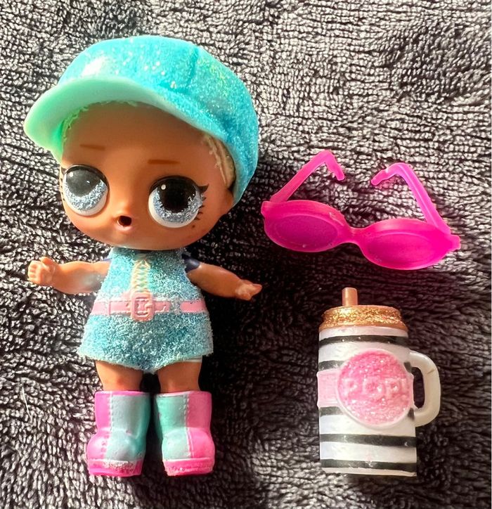 Petite poupée Lol surprise et accessoires comme sur la photos ( 7 ) - photo numéro 2