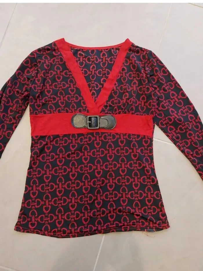 Haut noir et rouge avec boucle T36 - photo numéro 2