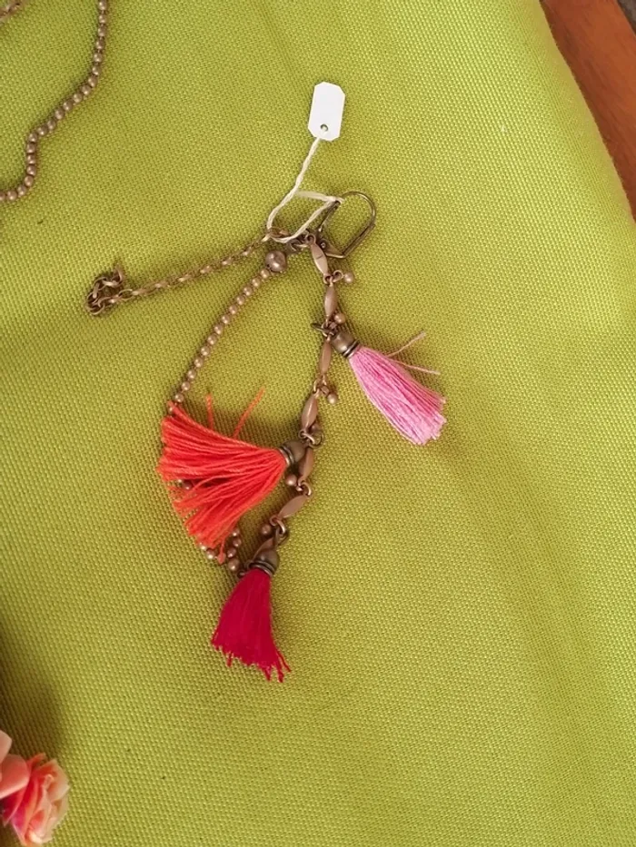 Boucle d'oreille dorée avec pompoms corail et rose