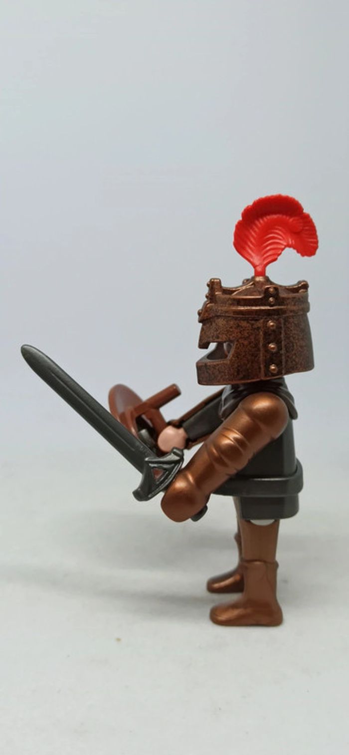 Homme chevalier avec casque couleur cuivre à plume rouge playmobil - photo numéro 4