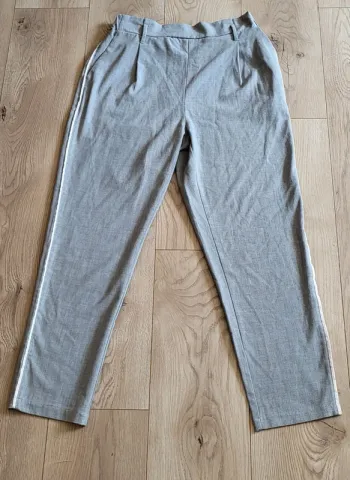 Pantalon gris avec bande latérale blanche – Jennyfer – Taille S - Très bon état