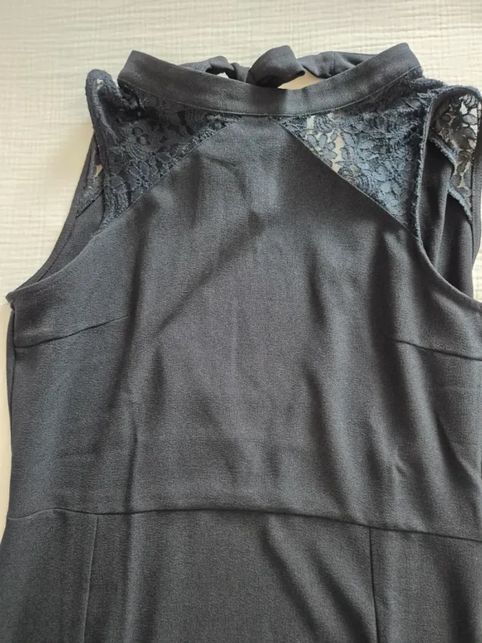 Robe de cocktail dos nu et dentelle bleu marine - photo numéro 5