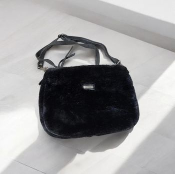 Sac bandoulière DDP noir en fausse fourrure