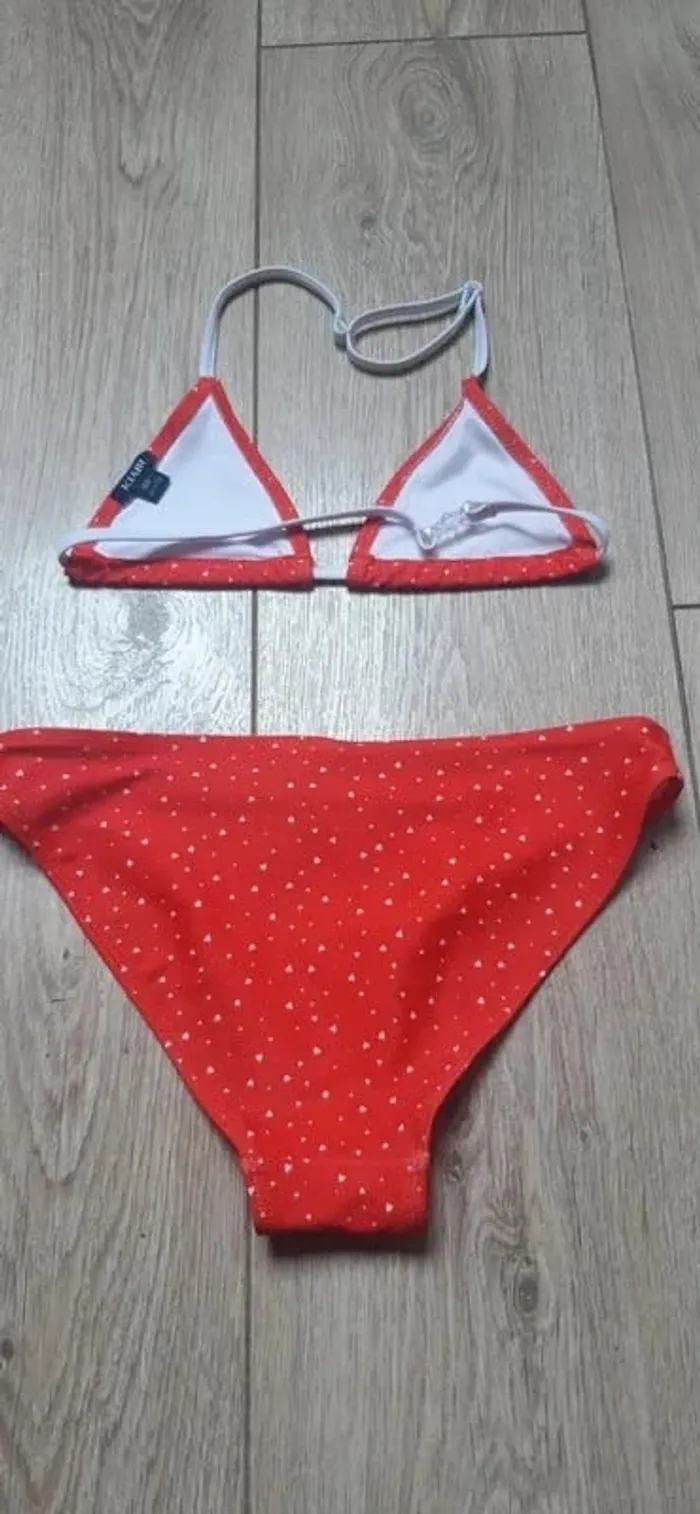 Maillot de bain 2 pièces kiabi rouge à coeur blanc en parfait état - photo numéro 2