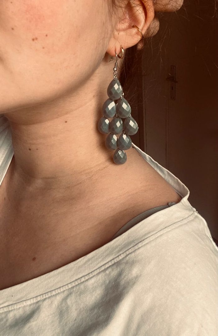 Boucles d’oreilles pendante gris foncée forme losange très bon état