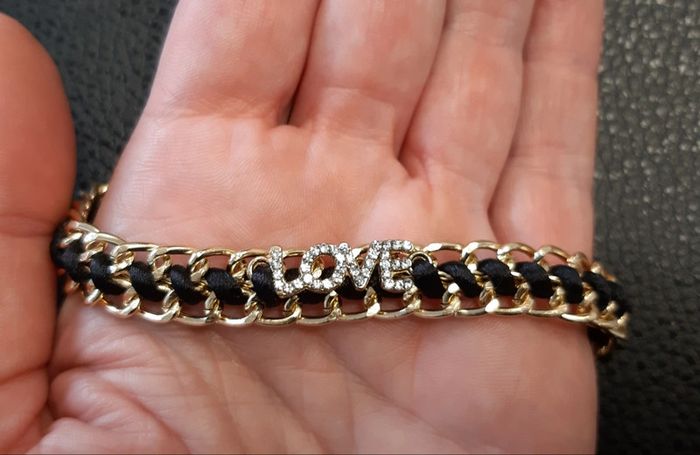 Très joli bracelet macramé love avec chaine dorée, strass et cordon noir - photo numéro 2