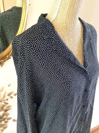 Sublime chemise manche longue à boutonnage et col noir et blanc style plumetis à pois