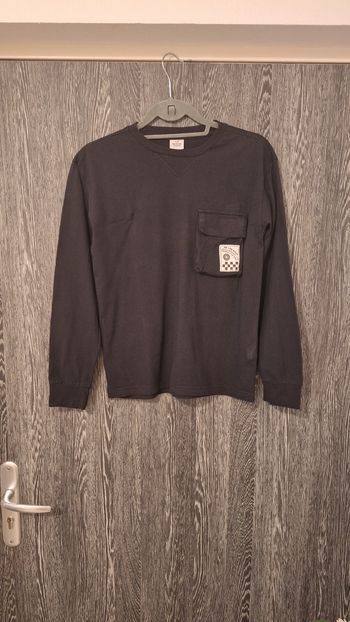Tee-shirt manches longues casual noir avec poche à rabat