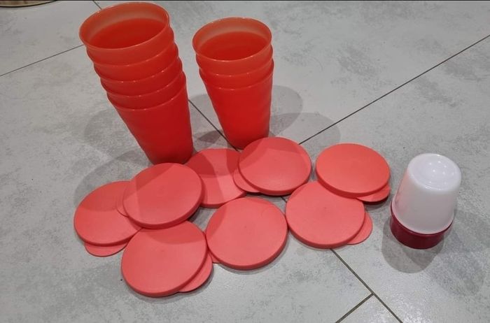 Lot de 8 gobelets avec couvercles neufs + coquetier