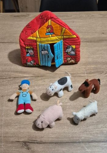 Ferme en tissus avec personnages