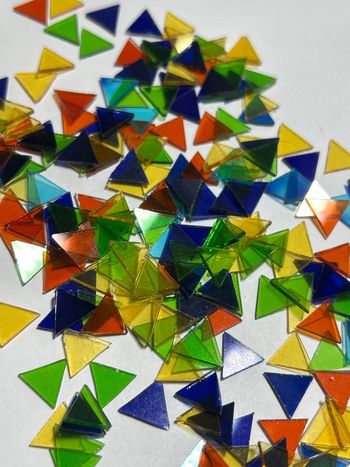 A742, env 200 triangles fins en verre taillé pour loisirs créatifs