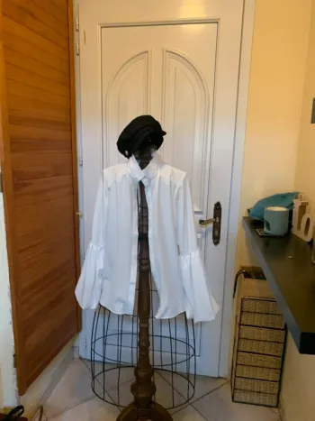Chemise blanche à manches bouffantes