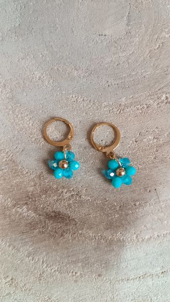 Super jolies mini créoles en acier inoxydable et perles bleues