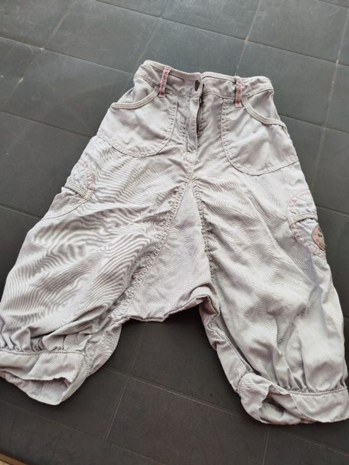 Short style sarouel gris taille 7 ans. Très bon état et propre