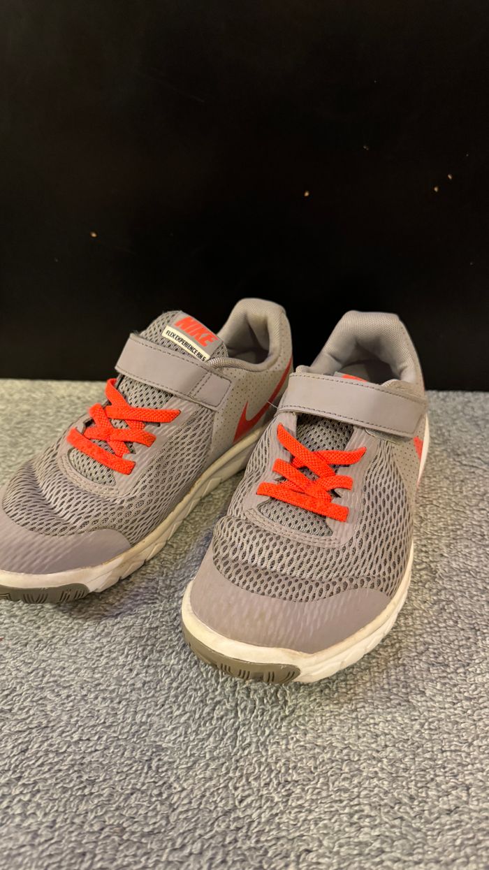 Chaussures nike révolution 4 taille 33 (sans boite)