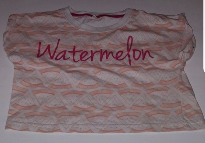 a vendre t shirt court.taille 9/10ans