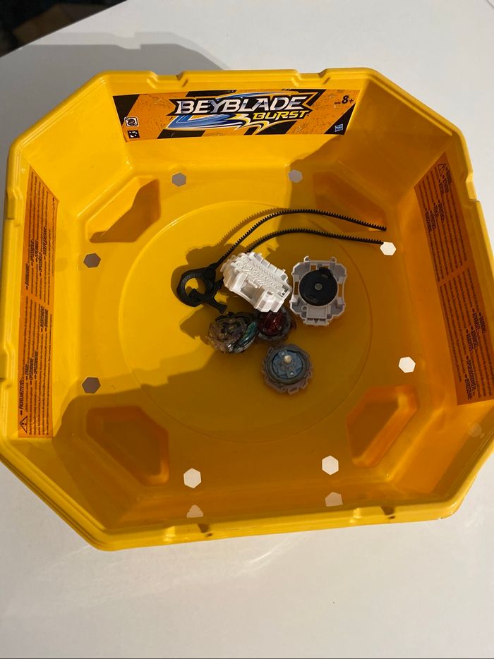 L’Arene toupies et lanceurs Beyblade