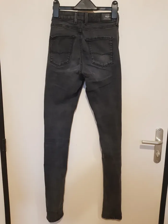 Jean noir taille haute, coupe droite, jambes fines - photo numéro 7